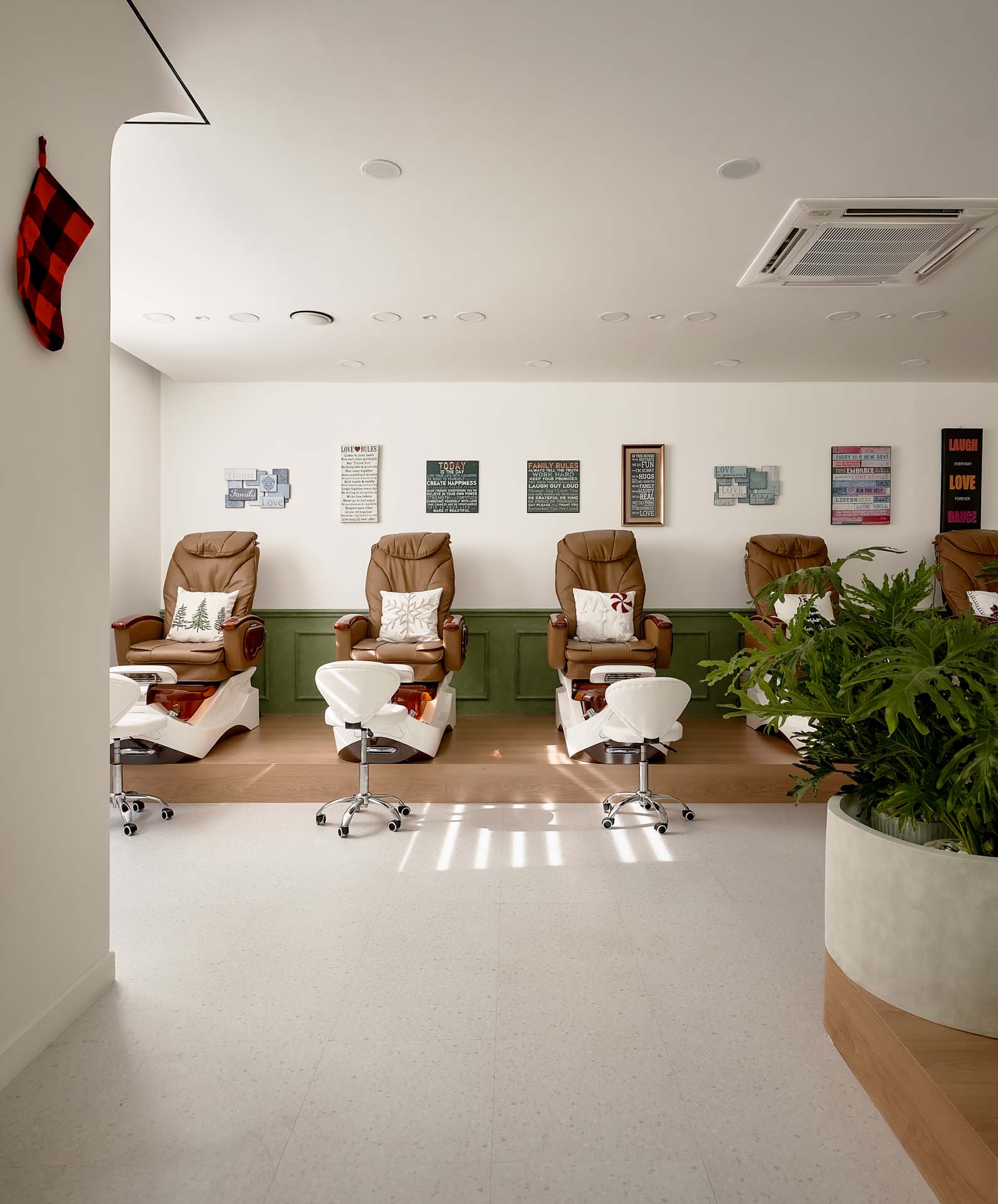 THI CÔNG NỘI THẤT SPA 180M2