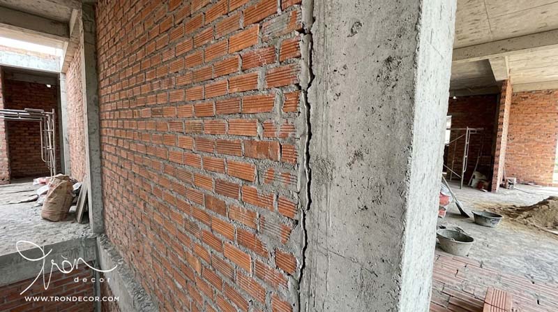 5 NGUYÊN NHÂN CỐT LÕI VÀ GIẢI PHÁP CHỐNG NỨT TƯỜNG GẠCH TRIỆT ĐỂ 2 chống nứt tường gạch